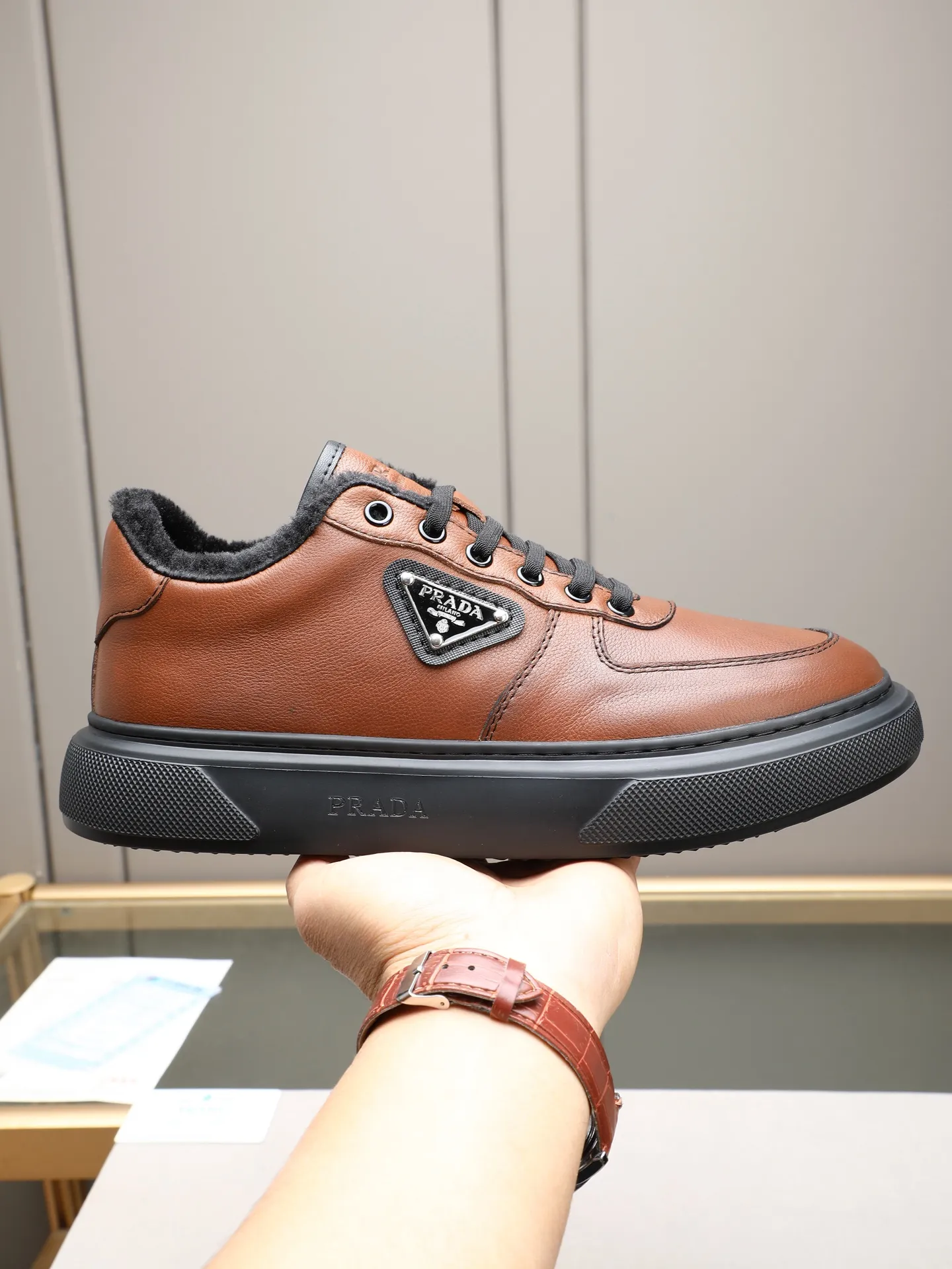 PP460 Prada/Prada men's new casual shoes, this upper is made of imported calfskin + velvet lining! The outside is decorated with the P family's classic metal triangle enamel logo, and the outsole is made of non-slip sports foam ultra-light outsole, which feels good on the feet and is a fashionable and fashionable item! Two colors to choose from!  Size: 38-44 (45 customized)